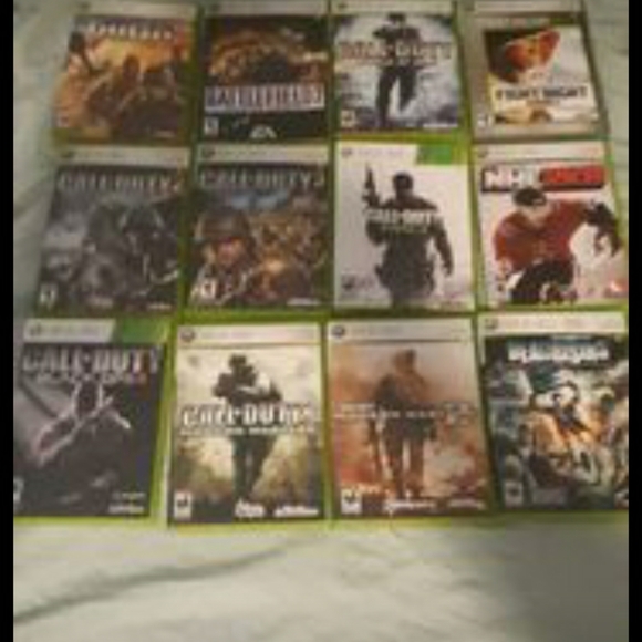 Xbox360e- 12 games, 2 wireless controllers, batteries for the controllers - Picture 3 of 3
